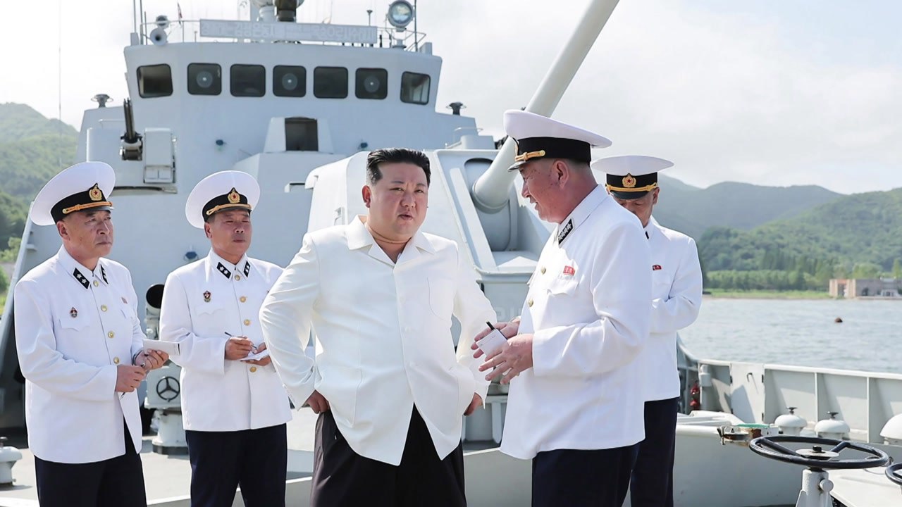 北 김정은, 해군 시찰...순항미사일 발사훈련 참관 / YTN