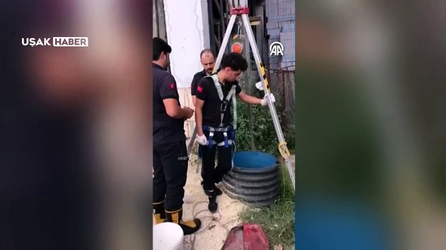 Uşak'ta inşaattaki kuyuya düşen kedi yavrusunu itfaiye kurtardı