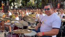 Orquestra com 350 bateristas leva multidão ao centro de Florianópolis