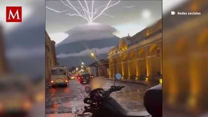 Rayo cae cerca de un volcán y genera impactante fenómeno óptico en Guatemala