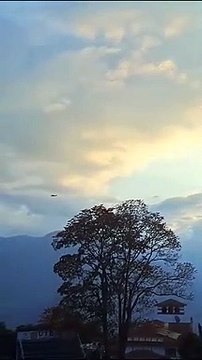 Video: Helicóptero intentó aterrizar en cancha de césped sintético en Coroico provocando destrozos