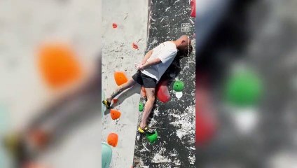 İrlandalı Robert McCaffrey, ellerini sırtına bağlayarak duvara tırmandı