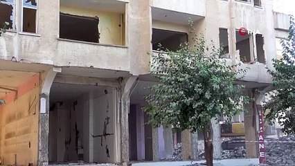 Hasarlı bina yıkım sırasında çöktü