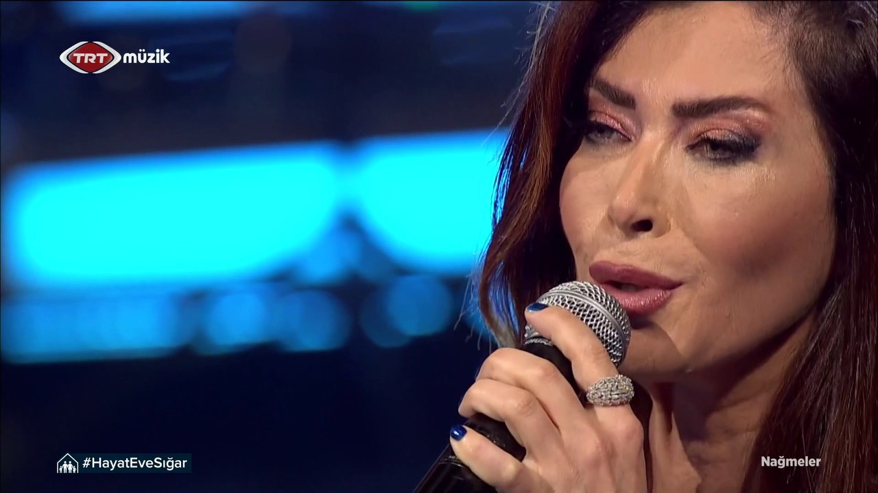 Elif Güreşçi / Kurumuş topraklar gibiyim