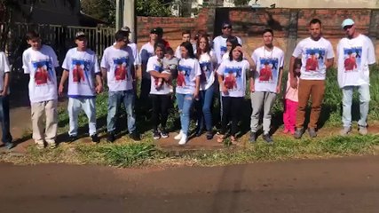 Familiares e amigos de jovem morto em confronto com a PM fazem manifestação