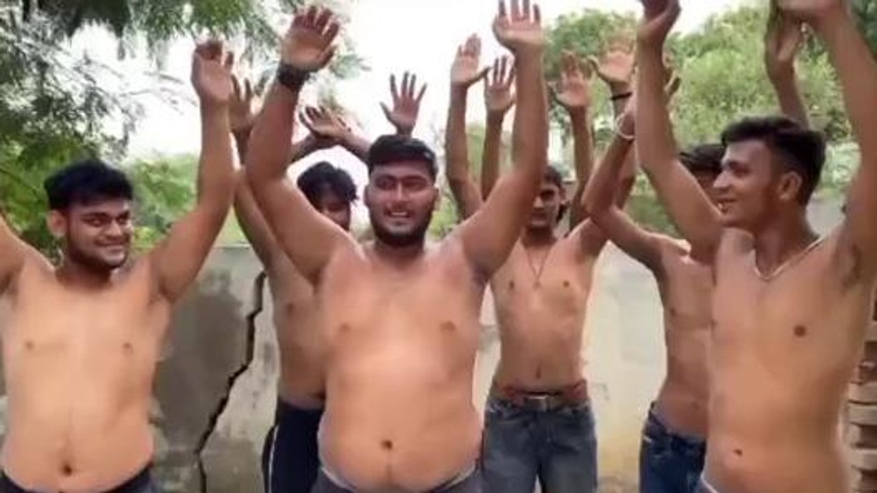 भरतपुर: कपड़े खोलकर सड़कों पर उतरे छात्र, जाने क्या माजरा? देखें वीडियो