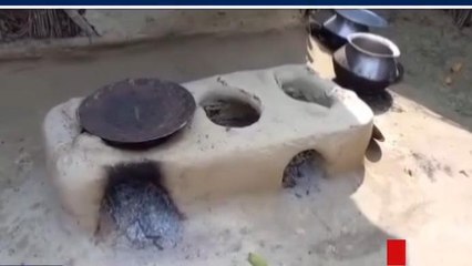समस्तीपुर: गोबर के उपले पर खाना बना रही है यह गृहिणी, धुएं ने किया उज्ज्वला को धुंधला, देखें रिपोर्ट
