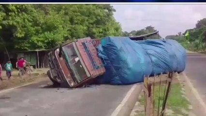 बेगूसराय: एनएच- 28 पर डिवाइडर से टकराकर पलटा मालवाहक ट्रक, देखें वीडियो
