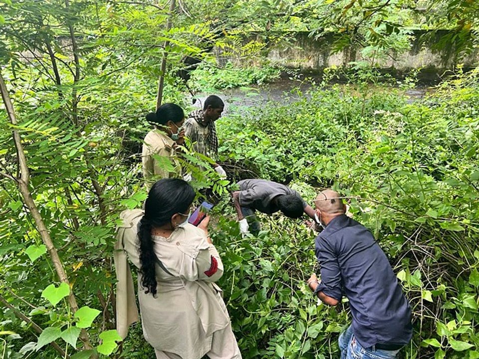 Suspected dead body of a naked girl found in the bushes, fear of murder after rape