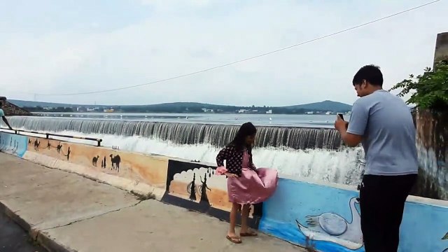 Clouds rained heavily in the district, sheets running on Khandia Talab in Jhalawar, people flocked to see