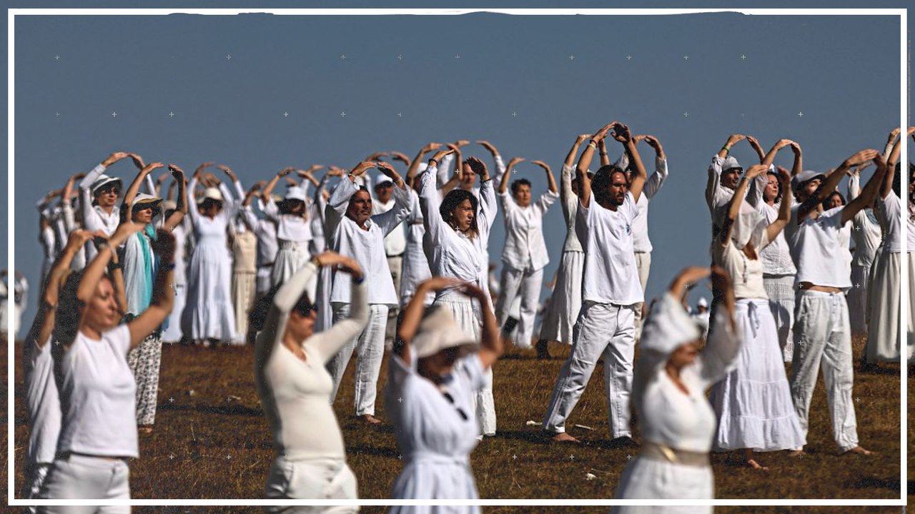 Bulgarien: Kreistanz spiritueller Pilger in den Bergen