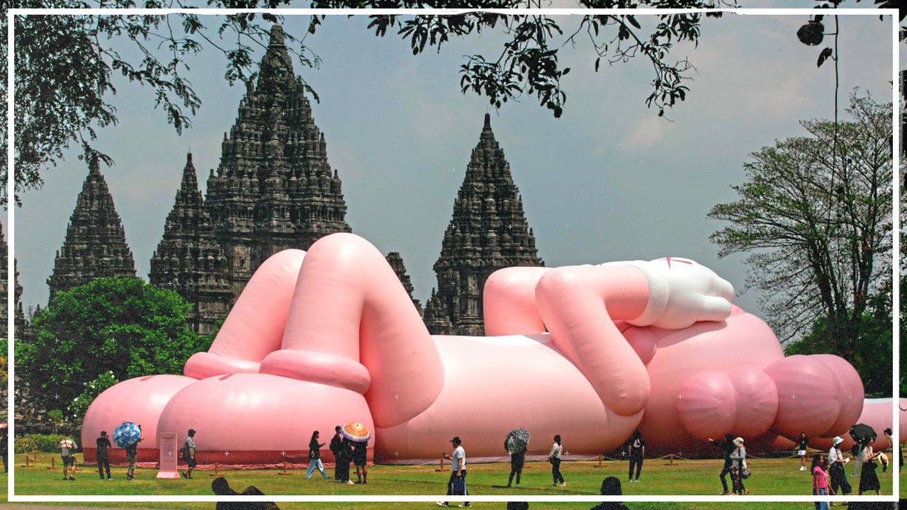 Rosafarbener Riesenhase neben altem Tempel in Indonesien