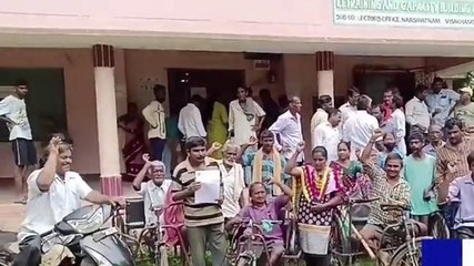 అనకాపల్లి జిల్లా: ఆందోళనకు దిగిన దివ్యాంగులు