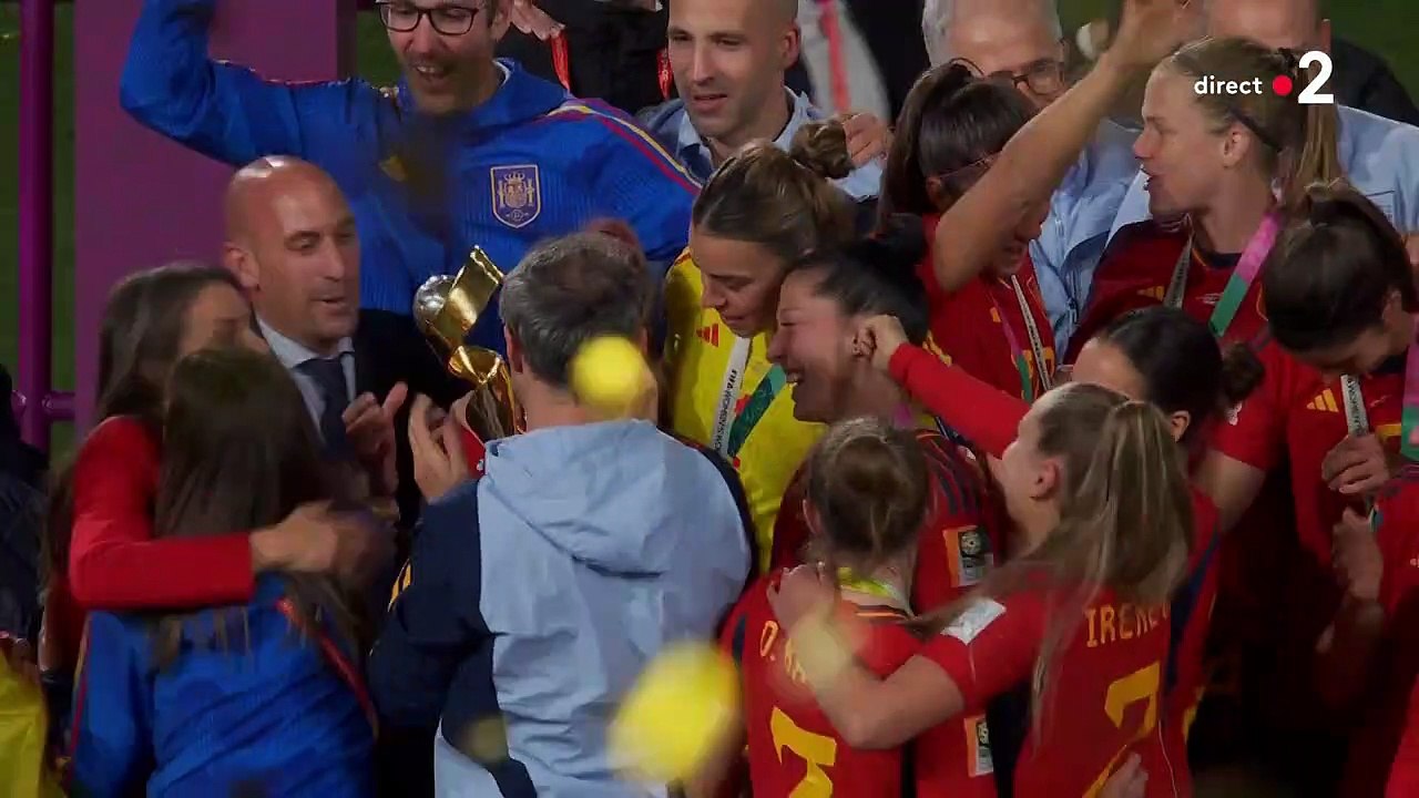L'équipe d'Espagne soulève le trophée à l'issue de la Coupe du monde féminine de football 2023.