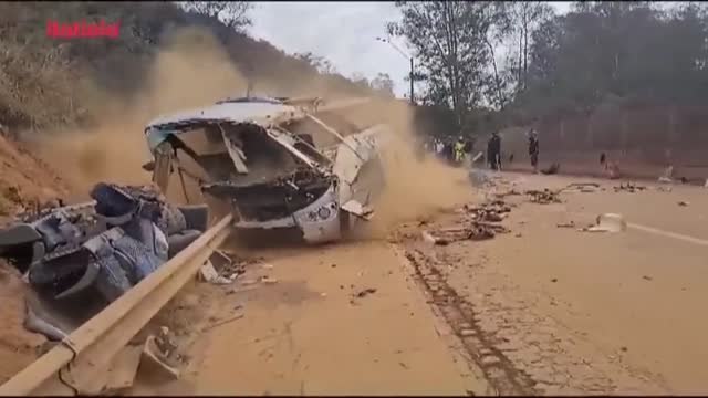 Al menos siete muertos al estrellarse en Brasil un autobús con hinchas del Corinthians