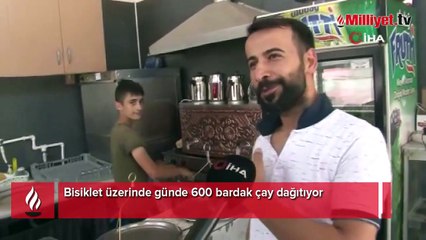 Bisiklet üzerinde günde 600 bardak çay dağıtıyor