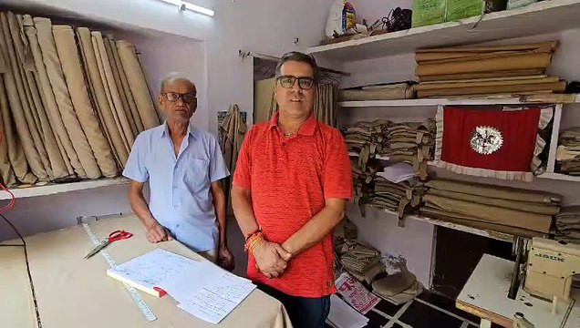 वर्दी के मास्टर! रमेशचंन्द्र छीपा 48 साल से कर रहे पुलिस वर्दी की सिलाई