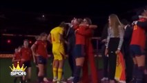 İspanyol Futbol Federasyonu Başkanı, kadın futbolcuyu dudağından öptü