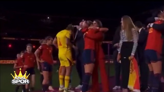 İspanyol Futbol Federasyonu Başkanı, kadın futbolcuyu dudağından öptü