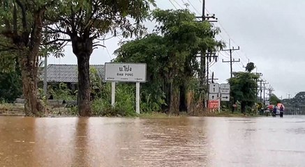 ฝนตกหนัก น้ำป่า 'เทือกเขาดอยนางนอน' ไหลทะลักท่วมถนนแม่สาย เชียงราย