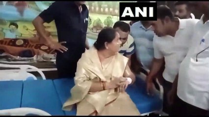 नशे में धुत युवक ने विधायक छन्नी साहू पर किया जानलेवा हमला, हाथ हुआ जख्मी...देखें वीडियो