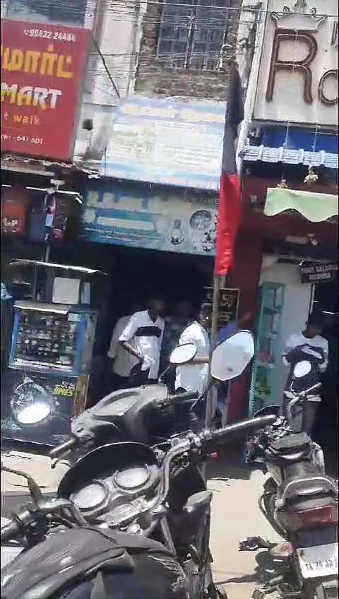 திமுகவினரின் உண்ணாவிரதப் போராட்டத்தில் டீ பிரேக் எடுத்த தொண்டர்கள்; சிற்றுண்டிக்கு படையெடுத்த உடன்பிறப்புகள்