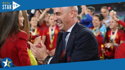 Coupe du monde féminine polémique, le président de la fédération embrasse une joueuse sur la bouche