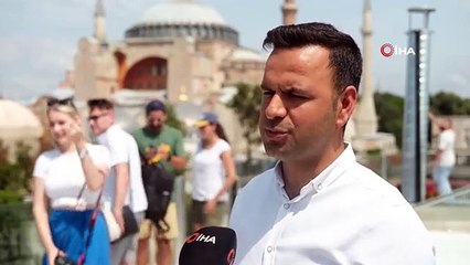 Ayasofya ve Sultanahmet Camii'nde Martıları Beslemek İçin İstanbul'a Gelen Turistler