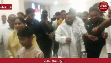 Video: स्वामी प्रसाद मौर्य पर सेल्फी लेते समय गिरा जूता, बोले अखिलेश यादव