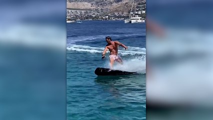 Ünlü oyuncu Kıvanç Tatlıtuğ’dan denizde şov