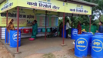 किसानों को सिखा रहे प्राकृतिक खाद व दवा बनाने का तरीका