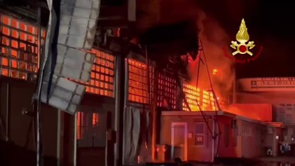 Padova, un incendio distrugge un deposito di merce cinese