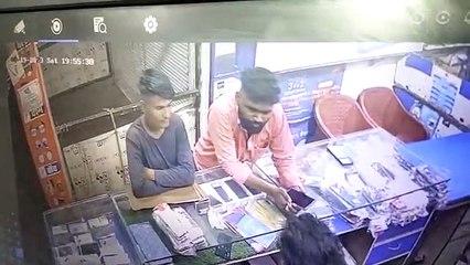 मोबाइल दुकान पर मारपीट केस दर्ज