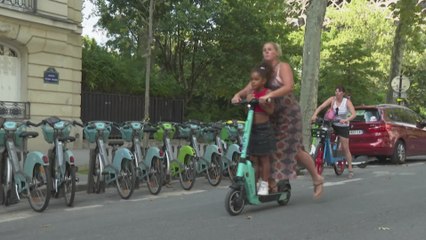 Retrait des trottinettes le 1er septembre à Paris: touristes et Parisiens partagés