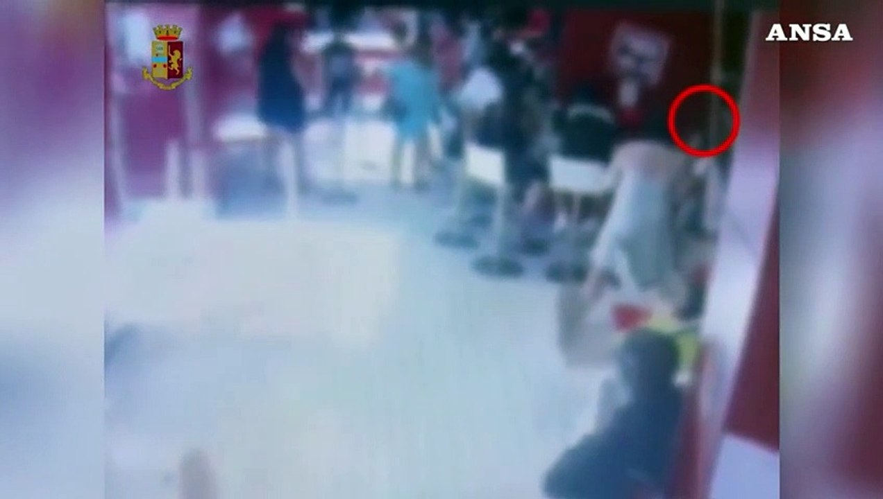 Borseggiano turisti in centro a Milano, la polizia li arresta