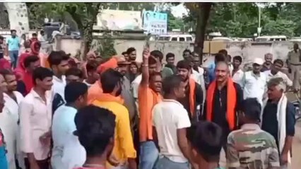 सीधी: सड़क पर उतरे शिवसैनिक,रेल लाइन को लेकर रखी यह मांग