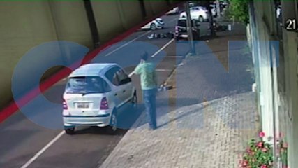 Vídeo mostra momento em que Focus bate em BMW e derruba motociclistas