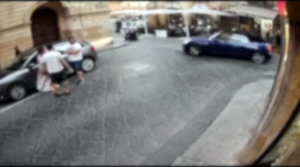 Travolti da un'auto mentre consumavano all'esterno di un bar: dimessi quattro dei sei clienti colpiti IL VIDEO-CHOC