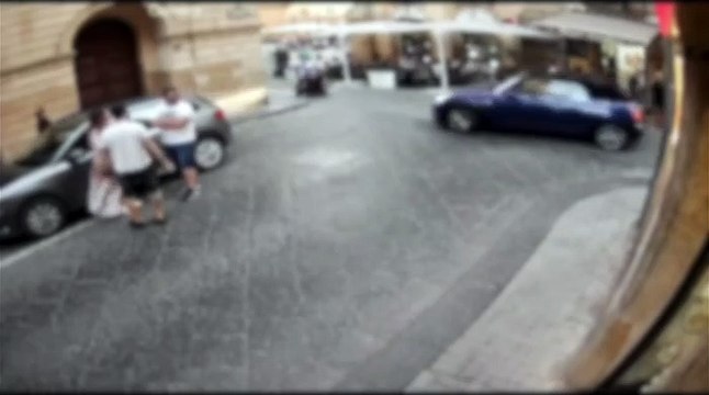 Travolti da un'auto mentre consumavano all'esterno di un bar: dimessi quattro dei sei clienti colpiti IL VIDEO-CHOC