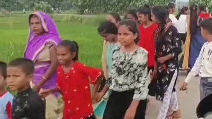 अजब गज़ब: यहाँ बहन फेंकती हैं नहर में गुड़िया, भाई करते हैं पिटाई