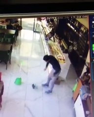 Koluna taktığı fırçayı unuttu, haline kendisi de güldü