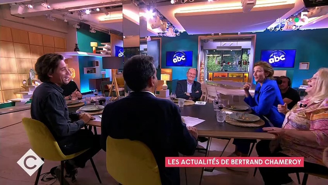 Funérailles d’Elizabeth II : dans C à Vous, Bertrand Chameroy tacle Christophe Beaugrand et son anglais approximatif