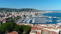 Prix délirants, pourboires forcés, eau payante... À Cannes, touristes et habitants sont furieux