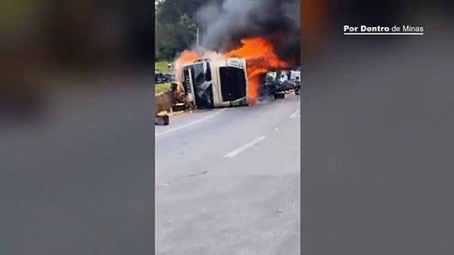 Duas pessoas ficam feridas após carreta tombar e pegar fogo na Rodovia Fernão Dias