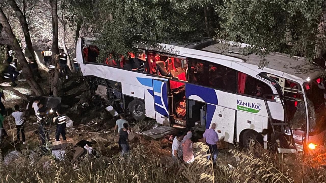 Busunfall in der türkei: 31 menschen zum teil tödlich verletzt
