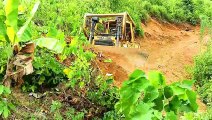 Best Construction Equipment Bulldozer Break Through Mountain Forest For Road