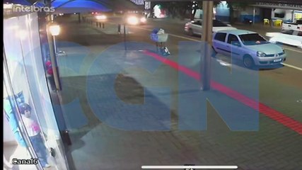 Vídeo mostra colisão entre carro e moto na Rua Rio da Paz, em Cascavel