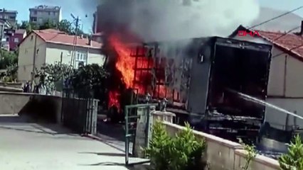 Park halindeki kamyonun kupa kısmında yangın çıktı