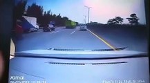 VÍDEO: Se queda mirando al lado equivocado en plena autopista