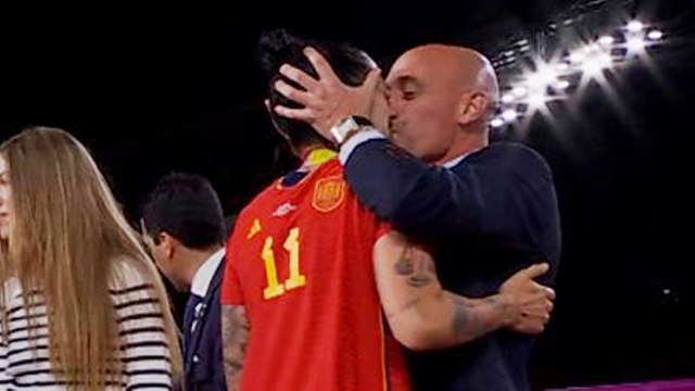 Spagna, presidente Federcalcio bacia calciatrice: accuse di violenza . Lui si scusa, lei placa le polemiche (21.08.23)